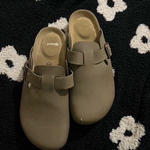 Cushionaire clogs
